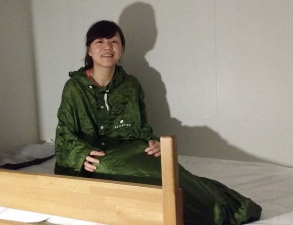 Ein Hüttenschlafsack mit Armen gehört auf jede Packliste für Bergtouren