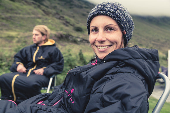 Camping am Bergsee – Outdoor Schlafsack mit Armen optimal zum Fotografieren